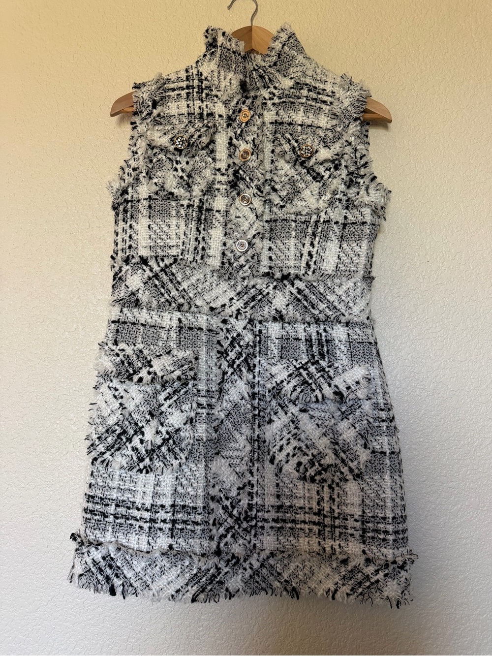 Zuo's Sleeveless Tweed Shift Dress - Picture 4 of 11
